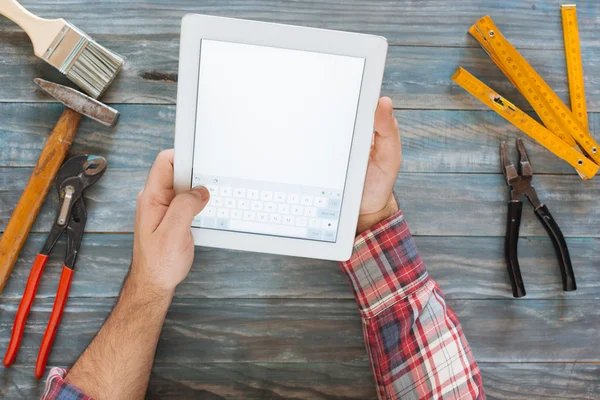 Renovación del hogar y concepto de tecnología, manos masculinas sosteniendo una excavación — Foto de Stock