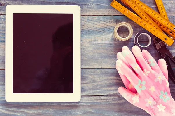 Ovansida av Digital Tablet och diverse snickerier och Snickeri T — Stockfoto