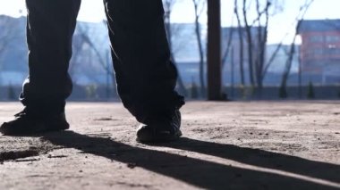 Boksör kamera önünde duruyor