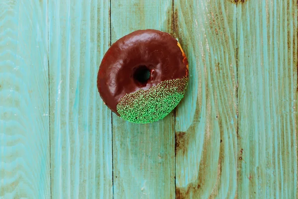 Donut con aspersiones sobre fondo de madera — Foto de Stock