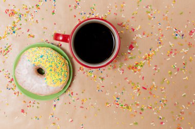 Çörek ve kahve fincanı.