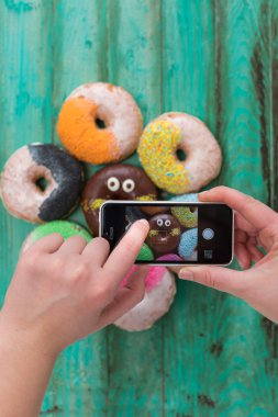 fotoğrafta çörek ile Kahvaltı