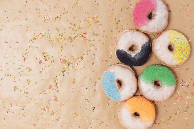 Kağıt arka plan üzerinde renkli donut