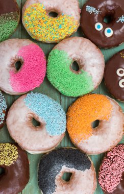 çeşitli fırınlanmış donut, tatlı yemek