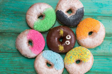 Tatlı ve ahşap masa üzerinde canlı çörekler,