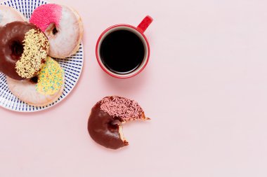 Çörek ve kahveyle kahvaltı.