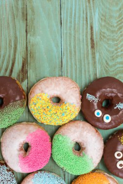 çeşitli fırınlanmış donut, tatlı yemek