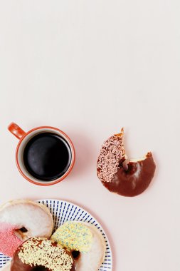 Çörek ve kahveyle kahvaltı.