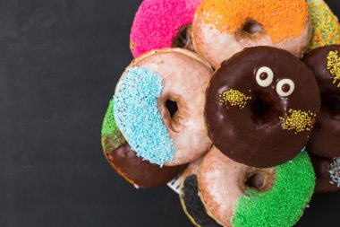 çörek farklı tozu siyah ahşap zemin ile