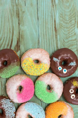 çeşitli fırınlanmış donut, tatlı yemek