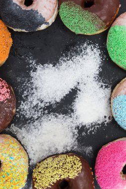 çörek farklı tozu siyah ahşap zemin ile