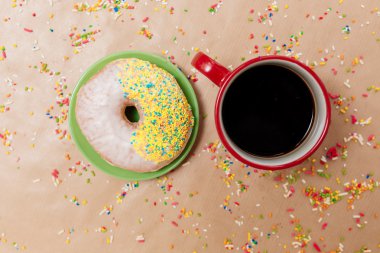 Çörek ve kahve fincanı.