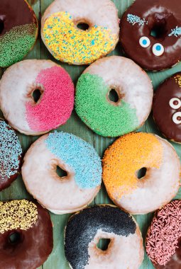 çeşitli fırınlanmış donut, tatlı yemek