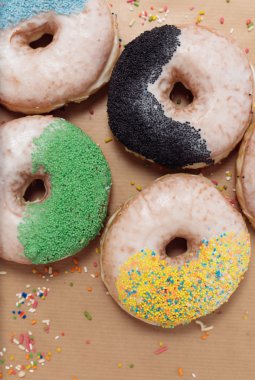 Kağıt arka plan üzerinde renkli donut