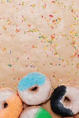 Kağıt arka plan üzerinde renkli donut