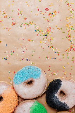 Kağıt arka plan üzerinde renkli donut