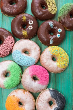 çeşitli fırınlanmış donut, tatlı yemek