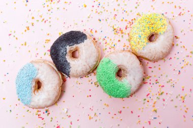 Şeker sprinkles ile renkli canlı çörek