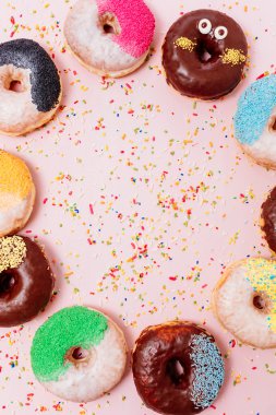 Pastel pembe arka plan, boşaltmak üzerinde çeşitli börekler