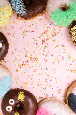 Pastel pembe arka plan, boşaltmak üzerinde çeşitli börekler