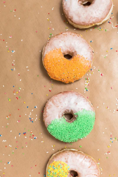 Sweet sugary donuts on crumpled baking paper, top view of tasty — Stock Photo, Image