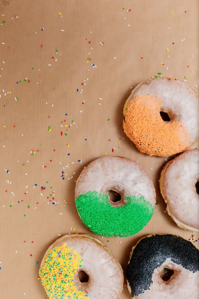 Sweet sugary donuts on crumpled baking paper, top view of tasty — Stock Photo, Image