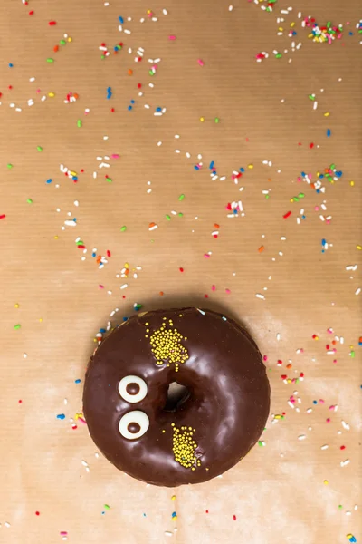 Süße zuckerhaltige Donuts auf zerknülltem Backpapier, Draufsicht auf leckere — Stockfoto