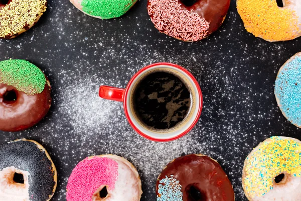 Donuts y café en la mesa de piedra. Vista superior con espacio de copia — Foto de Stock