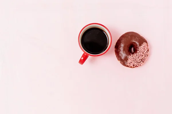 Завтрак с пончиком и кофе — стоковое фото