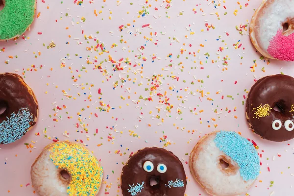 Assorted donuts on a pastel pink background, copyspace — Stock Photo, Image