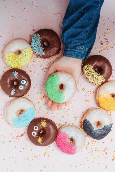 Female  hand reaching to grab the doughnut — Stock Photo, Image