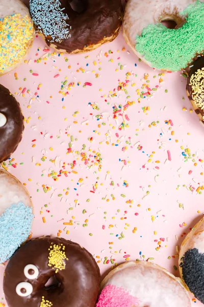 Pastel pembe arka plan, boşaltmak üzerinde çeşitli börekler