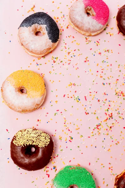 Pastel pembe arka plan, boşaltmak üzerinde çeşitli börekler