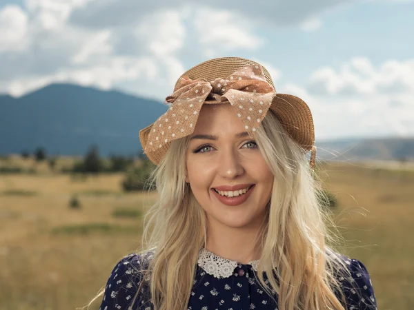 Un portrait d'une belle jeune femme caucasienne en plein air — Photo