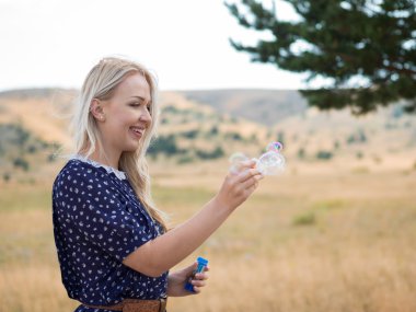 güzel genç beyaz kadın açık bir portresi