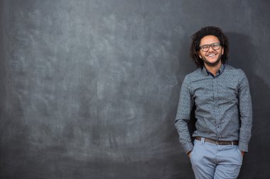 dalgın genç Afro-Amerikan adam boş chal karşı ayakta