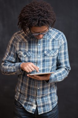 Onun dijital tablet zevk. Neşeli genç Afrika adam tutarak 