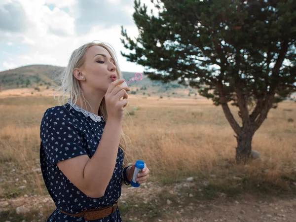 A portrait of a beautiful young Caucasian woman outdoor — Stock Photo, Image