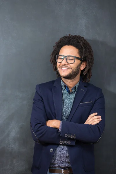 Pensieroso giovane afroamericano in piedi contro un chal vuoto — Foto Stock