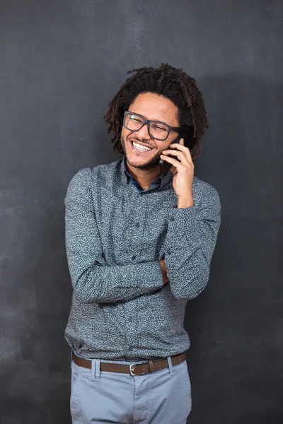 Messaggio di battitura. Bello giovanotto con capelli afro in camicia holdi — Foto Stock