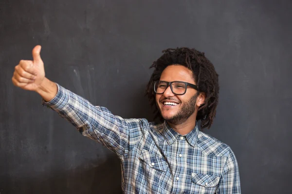 Jonge knappe afro Amerikaanse man die gebaren emotionele posingon ch — Stockfoto