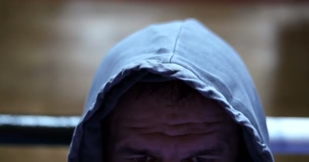 Boxer sitter i ring — Stockvideo