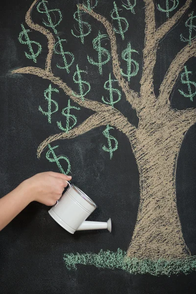 Ευτυχισμένος ξανθιά γυναίκα σε εργασία μπροστά από κιμωλία δέντρο χρήματα σχέδιο — Φωτογραφία Αρχείου