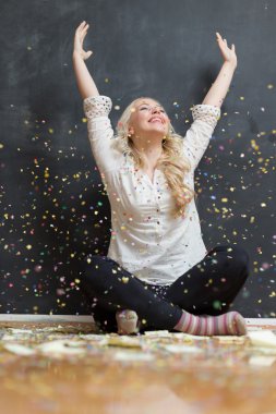 Neşeli genç kadın elleri konfeti süre dışarı uzanan 