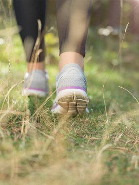 Koşan ayaklar ayakkabıya çok yakın.