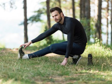 Germe işi runner egzersizleri parkta / Jogger Viyadükler yapıyor