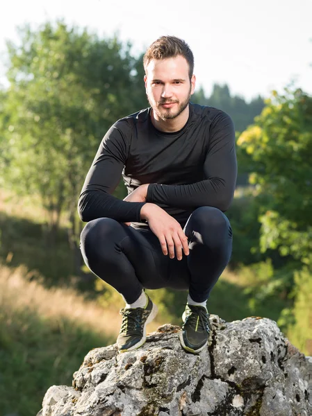 Entrenamiento de corredores en una pista todoterreno - hacer una excursión en un — Foto de Stock