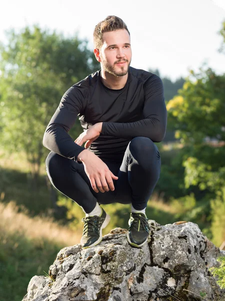 Entrenamiento de corredores en una pista todoterreno - hacer una excursión en un — Foto de Stock