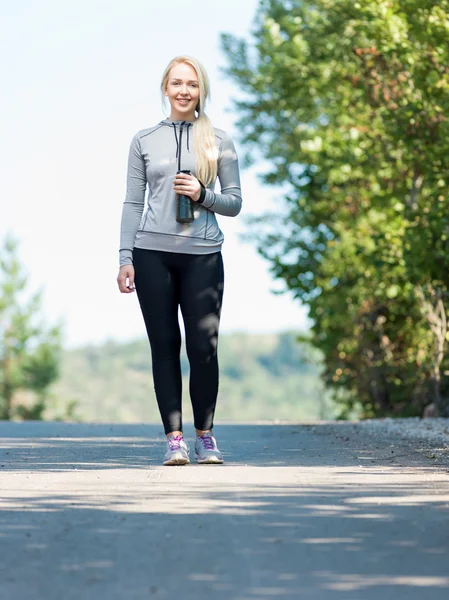 Donna fitness che fa streching durante il lavoro di cross training all'aperto — Foto Stock