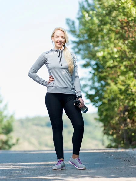 Fitness žena, která dělá streching během výcviku venkovní práce — Stock fotografie